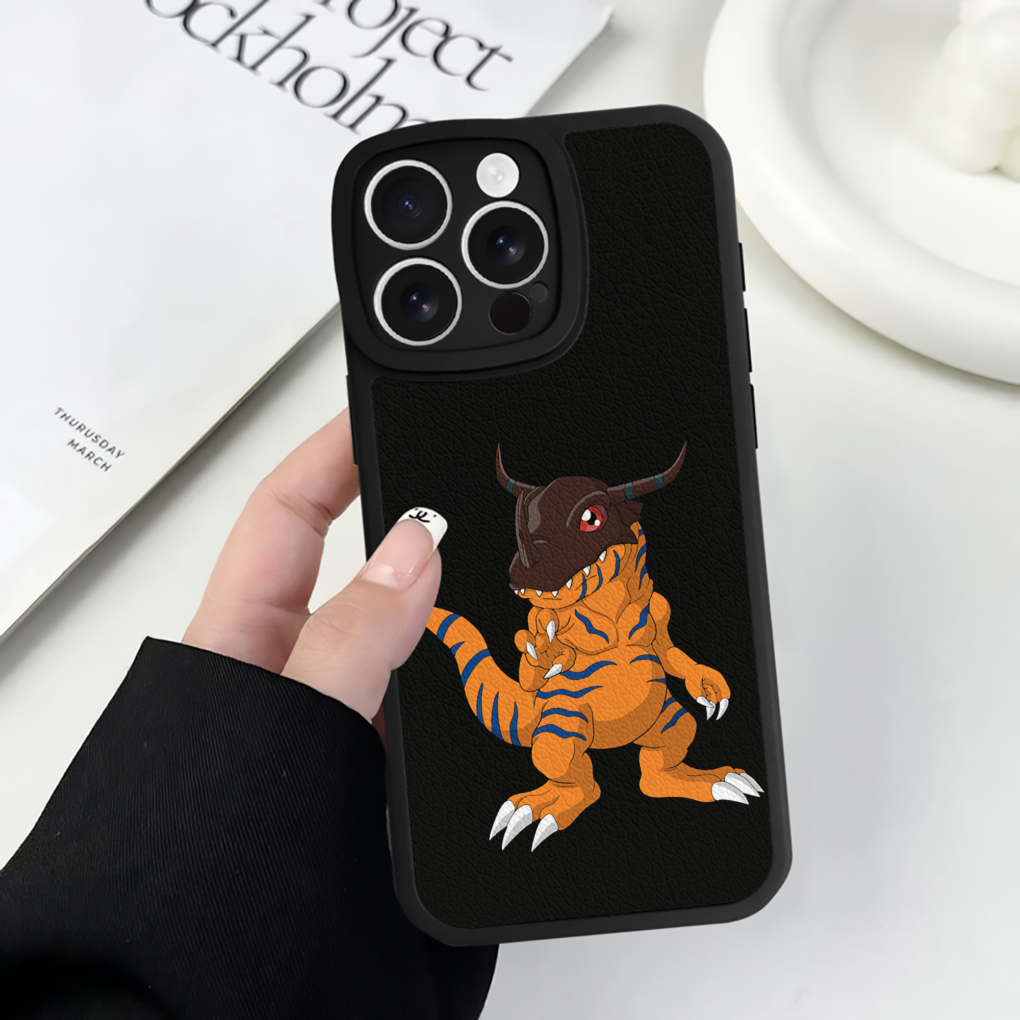 （画像用） Digimon デジタルモンスター/デジモン 【iPhone 16シリーズ対応】シリコンスマホケース（レザー調） 材質：シリコン